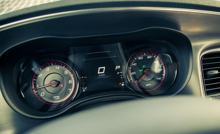 Панель приборов Dodge Charger SXT Blacktop 2016 года  (фото 2 из 12)